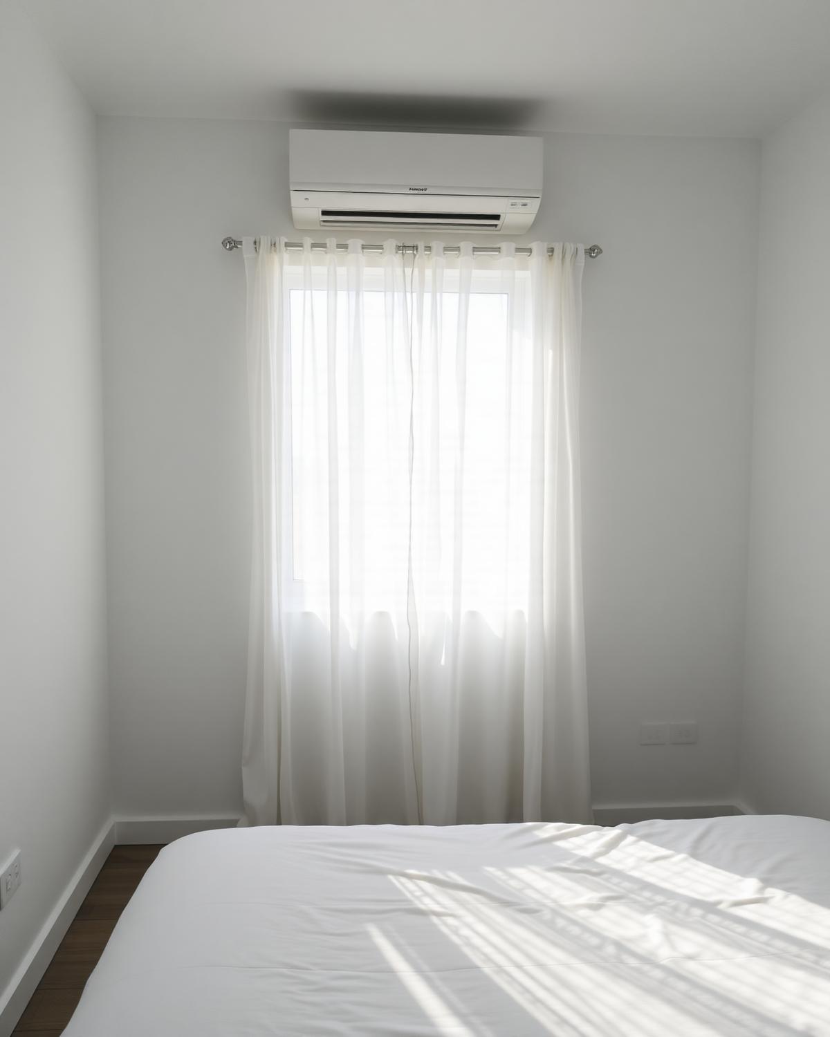 Chambre lumineuse avec climatiseur mural
